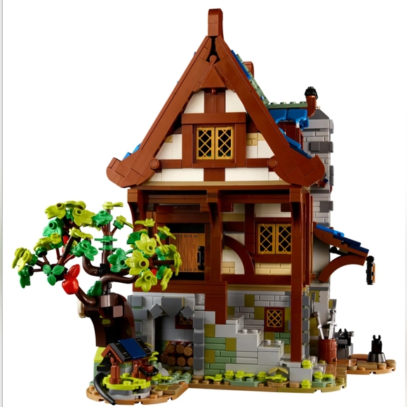 RETIRED LEGO Medieval Blacksmith (21325) - Picture 4 of 6